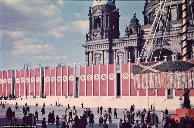 Foto Langka, Suasana Berlin 1930 Penuh Dengan Swastika
